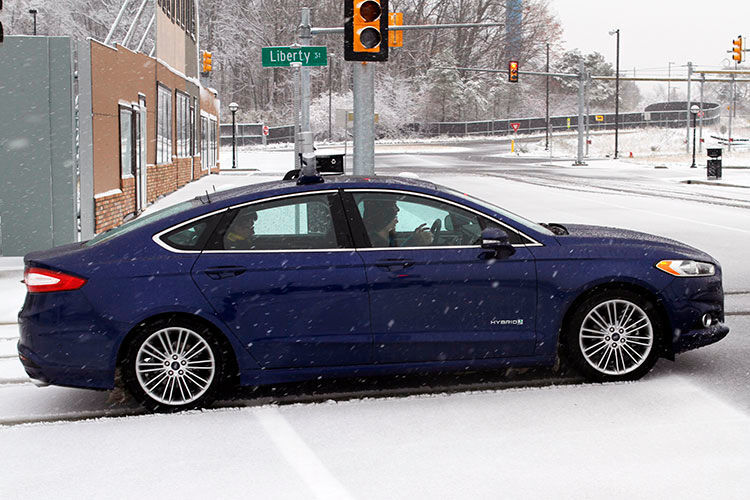 Bei Schneefall kann sich das Fahrzeug mit Hilfe der gespeicherten Kartendaten orientieren. (Foto: Ford)