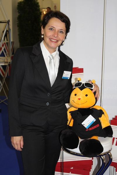 Evelyn Seeger von McAfee mit der IT-Bee (Archiv: Vogel Business Media)