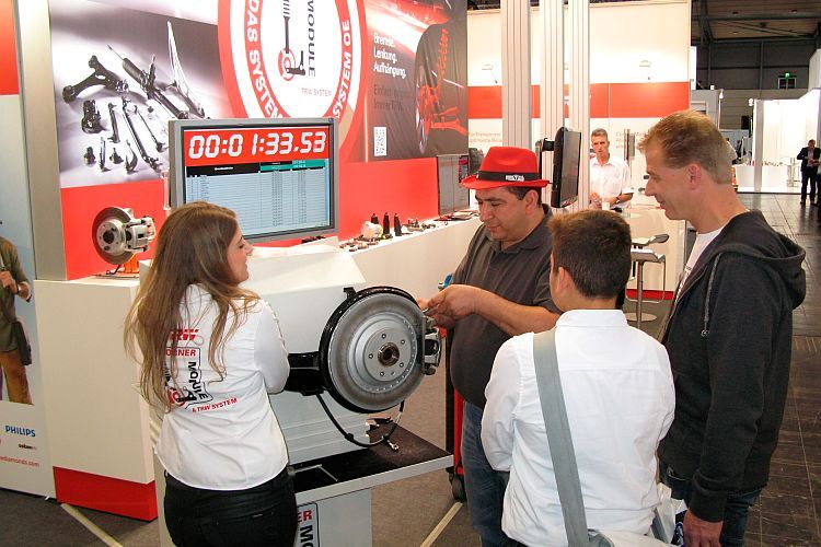 Echter Profi mit flinker Hand? Bei TRW Aftermarket konnten Besucher ihre Geschicklichkeit unter Beweis stellen. (Foto: Dominsky)