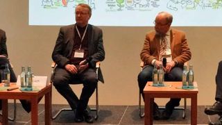 Podiumsdiskussion mit Theodor Leeb (Horsch Leeb Application Systems GmbH), Prof. Reiner
Brunsch (Leibniz-Forschungsverbund "Lebensmittel & Ernährung“), Dieter Trautz (Fakultät Agrarwissenschaften und Landschaftsarchitektur an der Hochschule
Osnabrück) und Moderator Frank Jablonski (mylk+honey). (Bild: Mario Henke)