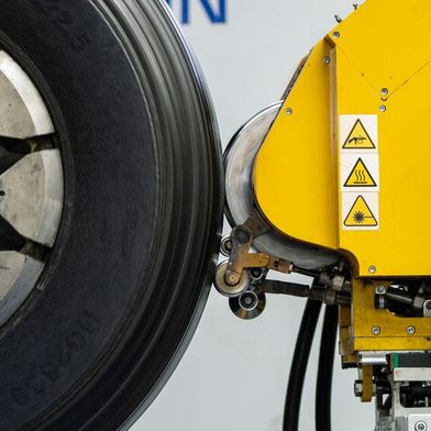 Bei Lkw- und anderen Nutzfahrzeugreifen ist die Runderneuerung noch üblich – bei Pkw-Reifen nicht mehr. Doch nun versucht das Unternehmen Rigdon einen neuen Anlauf und baut bis 2026 eine vollautomatische Runderneuerungsanlage für Pkw-Reifen auf. (Bild: Rigdon)