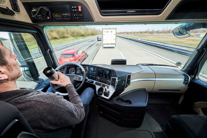 Dank des von Daimler entwickelten Highway Pilot Connect kann der Fahrer nun die Hände vom Lenkrad nehmen, in die Rolle eines Logistikers wechseln und die Ankunft am Ziel vorbereiten oder an einer Frachtbörse neue Aufträge beschaffen. (Foto: Daimler)