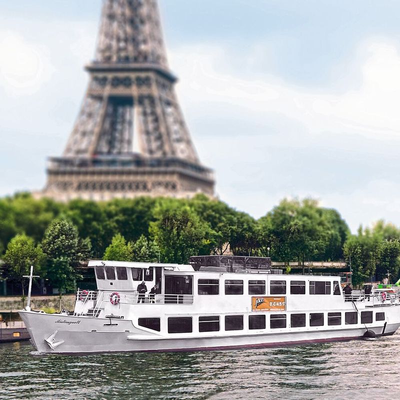 Das vollelektrische Schiff Mistinguett wird an der Eröffnung der Olympischen Spiele teilnehmen.(Bild:  KEB Automation KG)