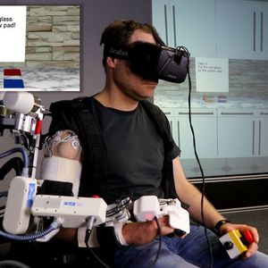Anwendungsfall Neurorehabilitation: Mit der intuitiven Steuerung könnten Patienten nach einem Schlaganfall unterstützt werden.  (Bild:  DFKI)