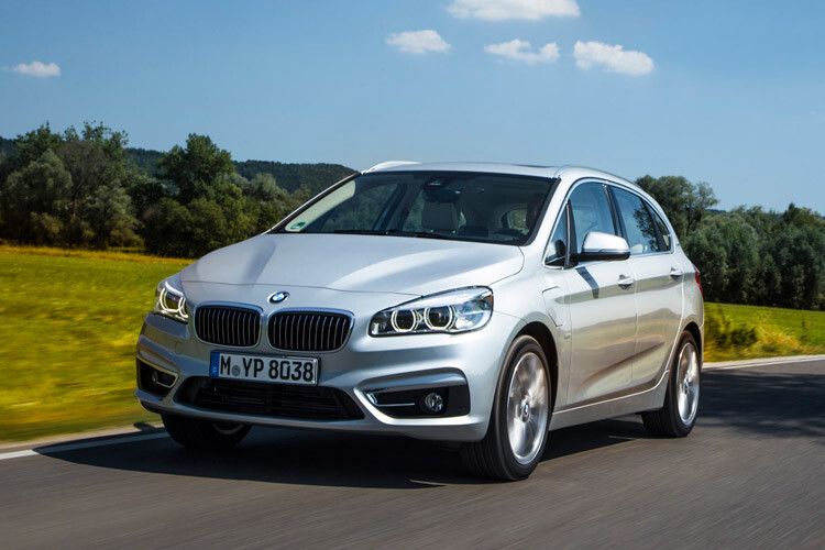 Auch das Modellangebot für den BMW 2er Active Tourer wird im Frühjahr 2016 um eine Plug-in-Hybrid-Variante ergänzt. Beim BMW 225xe ist der Elektroantrieb mit einem vorn quer eingebauten 1,5-l-Dreizylinder-Turbobenziner kombiniert. Die Systemleistung des Plug-in-Hybrid-Antriebs beträgt 165 kW/224 PS, die Batterie reicht für 41 km rein elektrisches Fahren und ist unter der Rücksitzbank untergebracht.  (BMW)