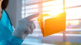 Kritik an der ePA kommt beispielsweise vom Hausärzteverband: Die elektronische Patientenakte sei nichts weiter als eine unsortierte PDF-Sammlung.  (Bild: © Kaniaaaaa - stock.adobe.com / KI-generiert)