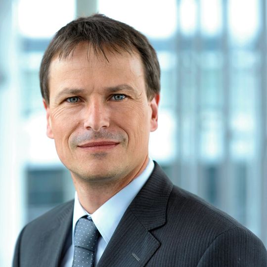 VR und autonomes Fahren sind auf hohe Datenraten angewiesen. Mit 6G lassen sich datenhungrigen Anwendungen umsetzen. Daran forscht Bernhard Niemann und sein Team vom Fraunhofer-Institut.(Bild:  Fraunhofer IIS/Karoline Glasow)