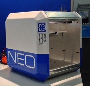 „Auspacken, aufstellen, einrichten und drucken“: Der neue 3D-Drucker Neo ist als Fertiggerät erhältlich. (Bild: German Reprap)