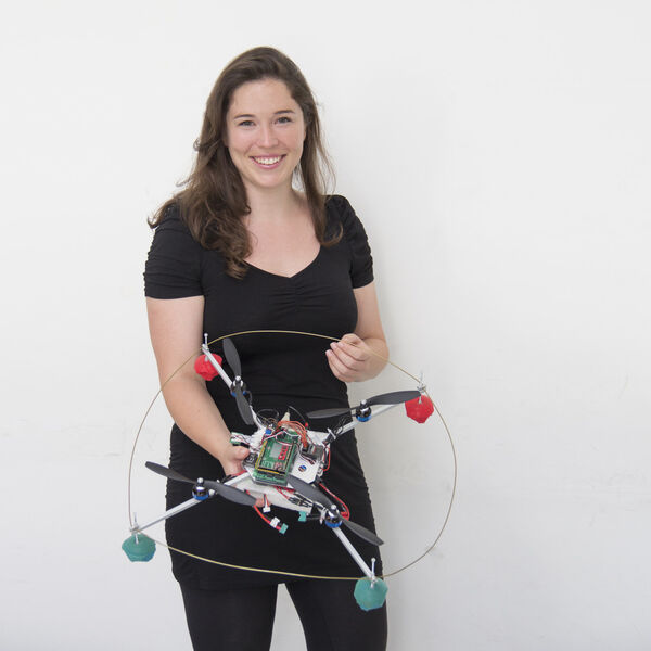Annette Mossel mit dem Quadcopter (TU Wien)