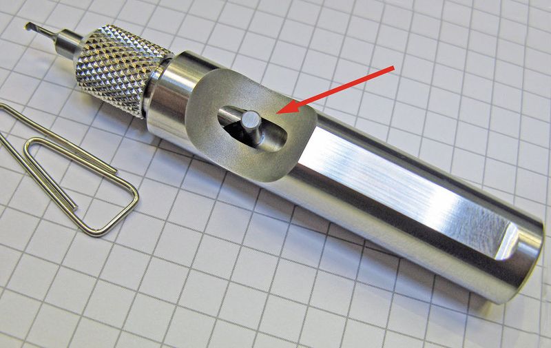 Der Schnellwechselhalter Typ Borin mit innenliegender KSS-Zuführung lässt sich leicht direkt in die Maschine einbauen. Dieser Demonstrator hat eine eingearbeitete Öffnung im Bereich des Anschlagstifts (Pfeil).  (Klaus Vollrath)