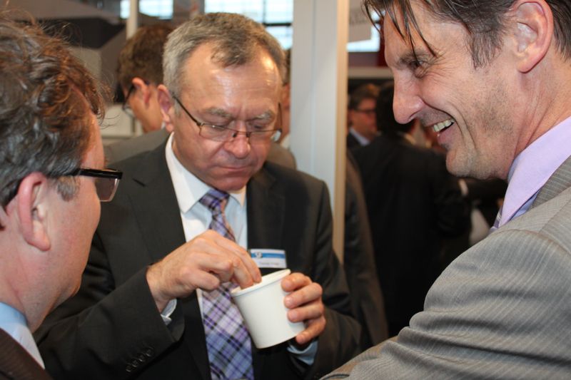 Am Dienstagabend wurde bei der Vogel Business Media am Messe-Stand in Halle 9 traditionell auf eine erfolgreiche Hannover Messe 2014 angestoßen. Gute Gespräche und Live-Musik von der Band „Famos“ sorgten bei den zahlreichen Standpartygästen für eine ausgelassene Stimmung. (Siegl/Vogel Business Media)