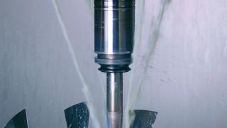 Je länger die Auskragung eines Fräswerkzeugs, desto schwingungsanfälliger ist es – Fraunhofer-Forscher entwickeln einen Werkzeughalter, der die Werkzeuglänge automatisch an das zu bearbeitende Bauteil anpasst. (Fraunhofer-IPT)