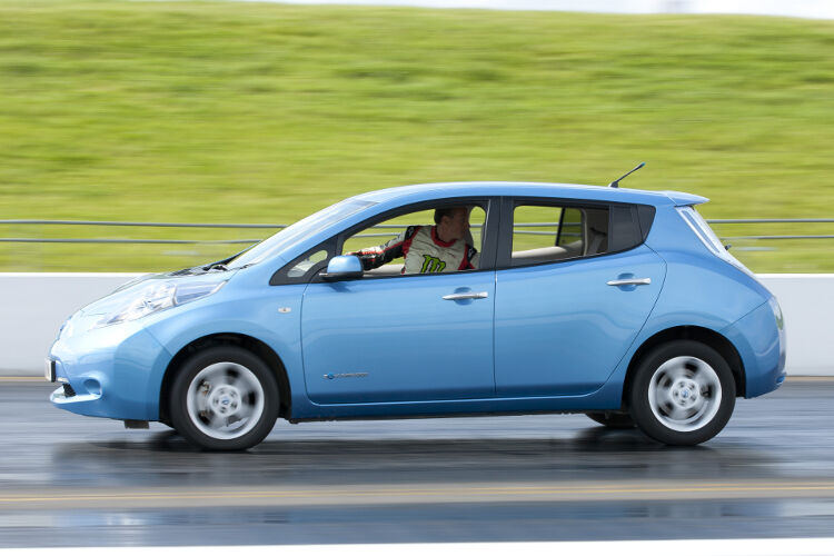 Nissan hat seinen Leaf für 2013 überarbeitet. In Japan gibt es zum Beispiel eine günstigere Einstiegsversion. Die Reichweite steigt von 175 auf 228 Kilometer und das Hochvoltsystem wird um 10 Prozent leichter. Inwieweit die in Japan eingeführten Änderungen auch in das Europa-Modell einfließen, will Nissan Europe Anfang 2013 bekannt geben. (Foto: Nissan)