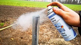 Mit dem Galva-Spray beschichtete Metallteile zeigen auch nach 450 h Salzsprühnebeltest keine Korrosion. (Weicon)