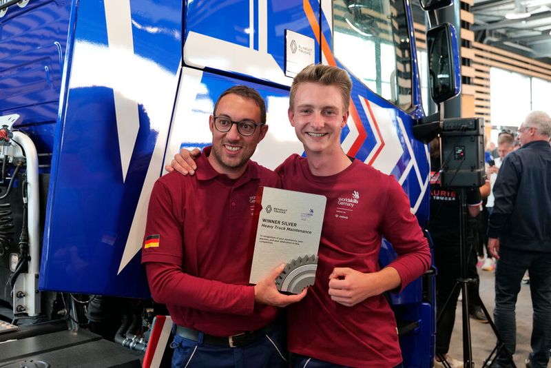 Stolz und glücklich: Thomas Holzmann und Andreas Schuck mit der Silbertrophäe. (Bild: Büttner - VCG)