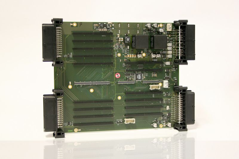 Das Basisboard für ein JCM-522 Steuerung. Mit bis zu 15 MX-Boards kann das System flexibel konfiguriert werden. (Bild: Jetter)