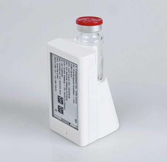 Das Digital Display Label von Schreiner Medipharm verfügt über eine digitale Anzeige, deren Inhalte in Echtzeit aktualisiert werden können – für maximale Flexibilität und Aktualität in klinischen Studien. (Bild:  Schreiner Medipharm)