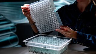 Das neue Nestdesign von SCHOTT Pharma fasst 160 vorfüllbare Polymerspritzen, um die operative Effizienz und Nachhaltigkeitsmaßnahmen von Pharmaherstellern zu verbessern. (Bild: SCHOTT Pharma/Oana Szekely )