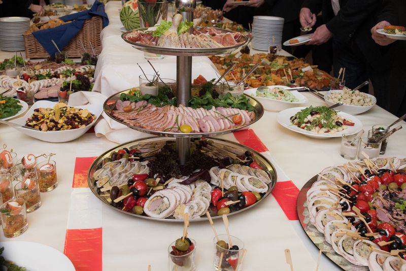 Vogel X-Mas Party 2012 im VCC in Würzburg    Am Ende blieb erwartungsgemäß nichts übrig.  Weitere exklusive Bilder zur Vogel Weihnachtsfeier finden Sie auf unserer Facebook-Fanpage. Jetzt reinschauen und Fan werden. Wir freuen uns über jeden Like. (Bild: Marcel Gollin/Vogel Business Media)