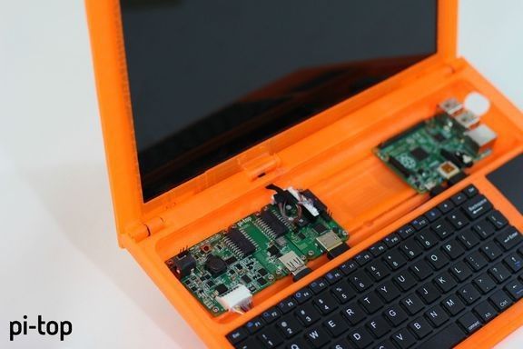 Der Bausatz enthält mehrere Baugruppen. Von links: Der sogenannte Power Hub, der der Stomversorgung dient, der Power Converter, der Bildschirmtreiber. Ganz rechts: Der eigentliche Raspberry Pi. (Bild: Pi-Top)