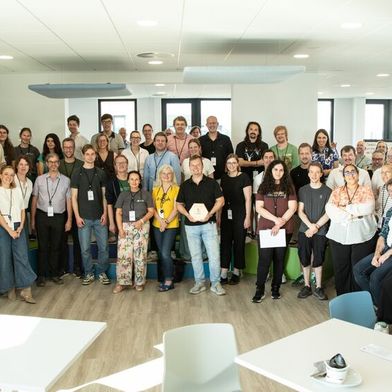 Zum dritten GovTech Prompt-a-thon fanden sich mehr als 50 Teilnehmerinnen und Teilnehmer im Hürther Hauptsitz von Wolters Kluwer ein. (Bild: © Wolters Kluwer)