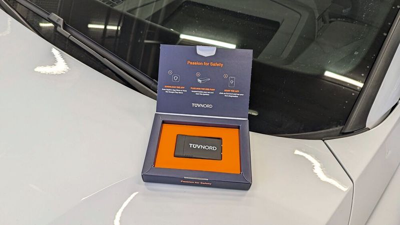 Mit einem OBD-Dongle und der dazugehörigen App können die Gutachter des TÜV Nord innerhalb von wenigen Minuten zahlreiche Datenpunkte aus dem Auto abrufen.(Bild:  Rosenow – VCG)