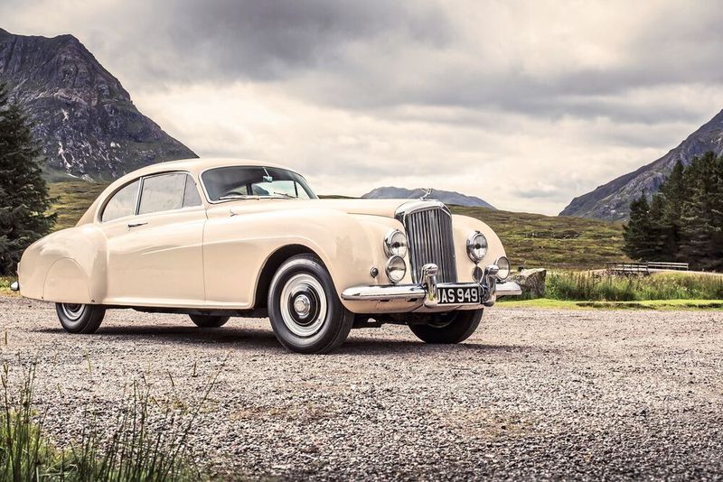 Continental-Modelle wie dieses gelten als besonders sportlich und beziehen sich mit ihrem Namen auf die höheren Geschwindigkeiten, die auf dem „Kontinent“ Europas gefahren werden. (Bentley)