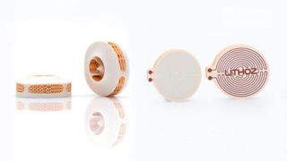 Die Aluminiumoxid-Polymerkomponente (links) und das Kupfer-Glaskeramikteil (rechts) wurden auf dem neuen Multimaterial-3D-Drucker Cera Fab Multi 2M30 von Lithoz additiv gefertigt. (Bild: Lithoz)