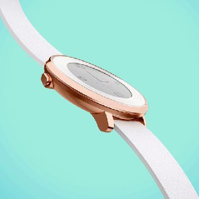 Die wahrscheinlich dünnste Smartwatch (7,5 mm Höhe) der Welt, die Pebble Time Round, soll ab 2016 erhältlich sein. Da sie eine relativ kurze Akkulaufzeit von nur circa 2 Tagen besitzt, wird sie mit einer Quickcharge-Technologie ausgestattet. Nach nur 15 Minuten Ladezeit soll die Nutzungsdauer um einen weiteren Tag erhöht werden. (Bild: Pebble)