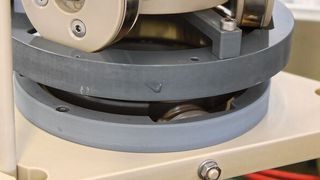 Vorrichtung, mit der die galvanische Metallschicht auf das Wälzlager abgeschieden wird: Ein spezielles System aus Antriebs- und Kontaktrollen ermöglicht eine kontaktstellenfreie Beschichtung. (Fraunhofer-IPA)