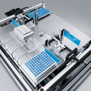 Mit SupraJunction zeigt Festo den berührungslosen Transport von Objekten auf einem Rundkurs über geschlossene Oberflächen hinweg und durch Schleusen hindurch.