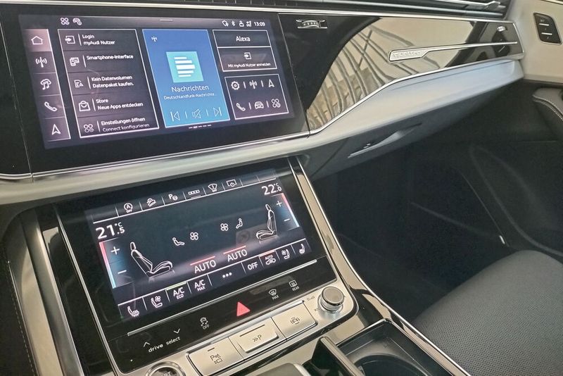 Fast alle Funktionen werden über Bildschirme bedient: Oben lässt sich der Startbildschirm wie beim Mobiltelefon durch seitliches Wischen erweitern. (Bild: Sven Prawitz/VCG)