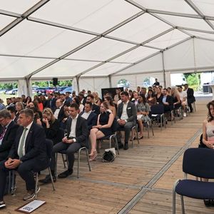 Verwandte und Freunde der Absolventen waren zur feierlichen Zeugnisübergabe der BFC nach Northeim gekommen.(Bild:  Büttner/»kfz-betrieb«)