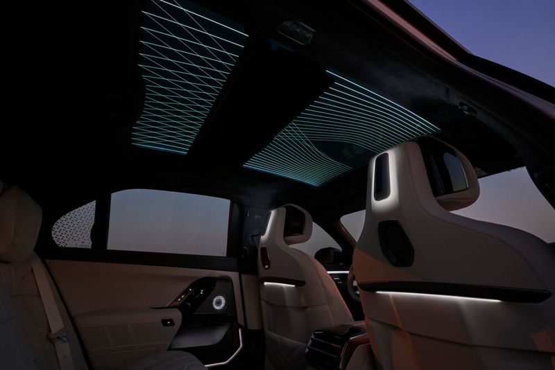 „Immersives Lichtkonzept mit ambienter Lichtleiste“ nennt BMW die Beleuchtung – die ein Hingucker ist. (Bild: Daniel Kraus)