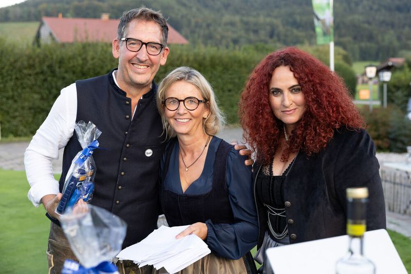 Christoph Heinz (TDSynnex) freut sich über einen aja-Gutschein, überreicht von den Glücksfeen Stephanie Steen (m.) und Besa Agaj (IT-BUSINESS). (Bild: Hans Breitenfellner)