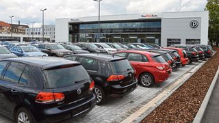 Die Vorzüge physischer Kontaktmöglichkeiten für Kunden herausstellen – darauf setzt das Autohaus Pillenstein in Fürth.  (Bild: Achter – »kfz-betrieb«)
