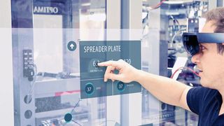 Vrtuelle Realität statt Bedienfeld - was heute noch wie Science-Fiction wirkt, soll morgen Einzug in der Produktion halten: Optima bringt zur Interpack mit Lösungen wie der  Inova VFVM 18000 (kleines Bild) nicht nur den Baukasten für die Pharma­branche, sondern auch flexible  Bedienkonzepte. (Optima)