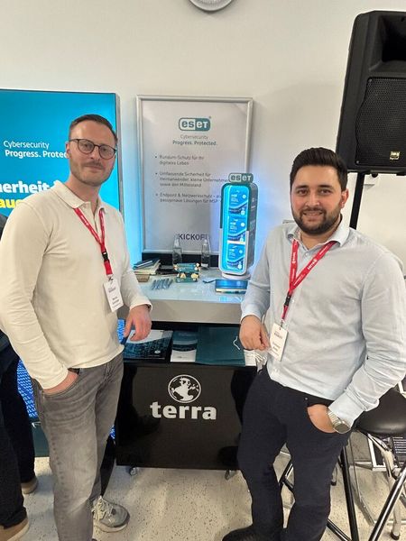 Melvin Schröder (l.) und Christiano Alves (ESET) sind sehr zufrieden mit dem Event. (Bild: Vogel IT-Medien GmbH)