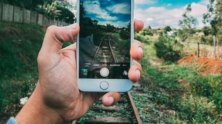 „Insbesondere auf Reisen im Ausland ist zu berücksichtigen, dass die Daten mobiler Endgeräte über Netze Dritter gesendet werden, bei denen keinerlei Aussage über das Sicherheitsniveau der Anbieter getroffen werden kann.“ (Pixabay)