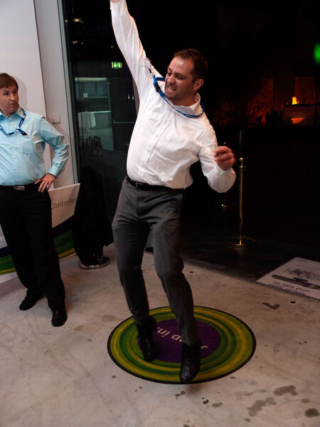 Matthias Kälberer (Lenovo) testet die Xbox 360 mit Kinect. (Archiv: Vogel Business Media)
