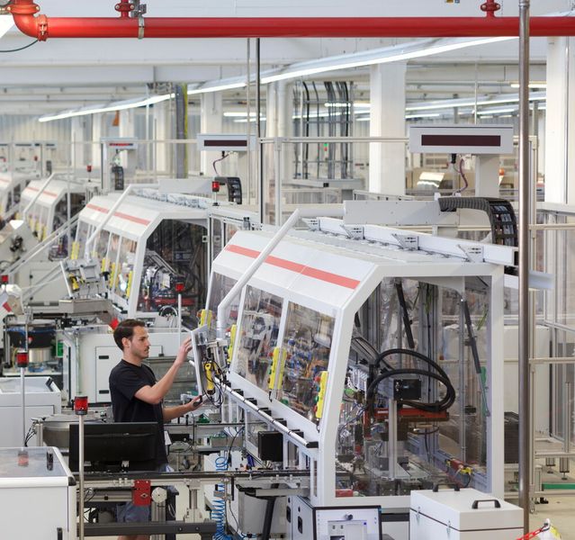 Die Fertigungslinie ML2 ist seit dem 1. Mai 2016 bei vollem planmäßigem Ausstoß an sechs Tagen pro Woche in drei Schichten in Betrieb. Vier Mitarbeiter betreuen pro Schicht die Linie, ein weiterer die Prüfanlage. (Bild: Johannes Vogt)