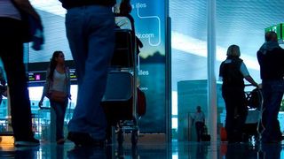 Forscher haben in einem Verbundvorhaben mögliche Eintragspfade und Verbreitungswege von Antibiotika-resistenten Bakterien, Antibiotika-Resistenzgenen und Antibiotika-Rückständen u.a. aus Flugzeugen und Flughäfen untersucht (Symbolbild) (gemeinfrei, Bild von Rainer Prang auf Pixabay )