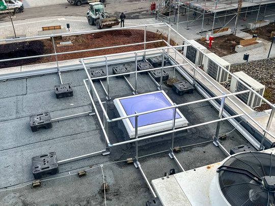 Lichtkuppeln und Dachflächen sind mit speziellen Geländern gesichert. (Bild:  Munk Günzburger Steigtechnik)