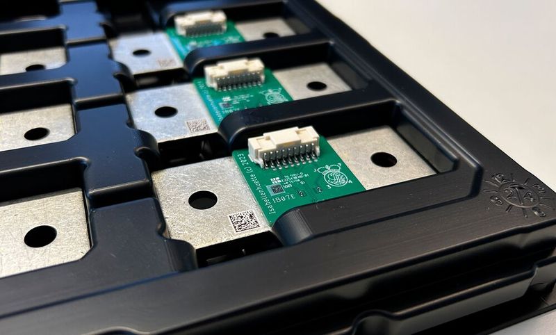 Bild 2) Alleinstellungsmerkmal Data-Matrix-Code: Für Anwender entfällt die Erfassung des initialen Widerstandswerts sowie des Temperaturverlaufs (TCR) eines jeden Bauteils, da diese Daten direkt auf einem Data-Matrix-Code zur Verfügung gestellt werden.   (Bild: Isabellenhütte Heusler GmbH & Co. KG)
