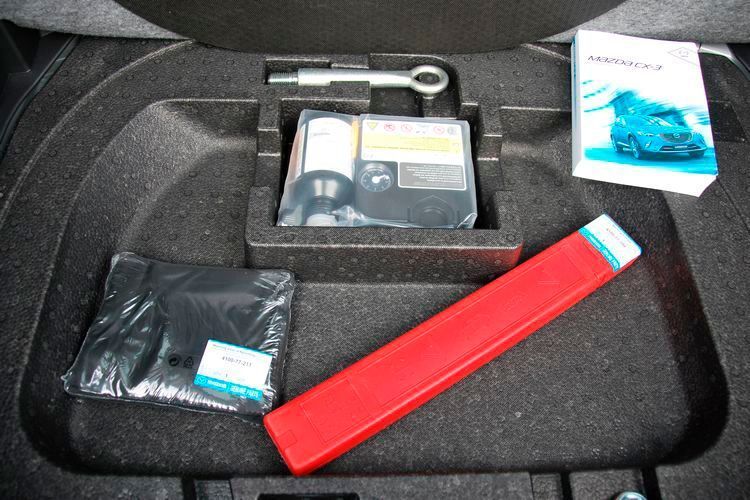 Klassentypisch: kein Ersatzrad –  ein Pannenset muss genügen. Die dicke Bedienungsanleitung liefert Lesestoff fürs ganze Wochenende, glücklicherweise kommt man aber meist intuitiv zurecht. (Foto: Holz)