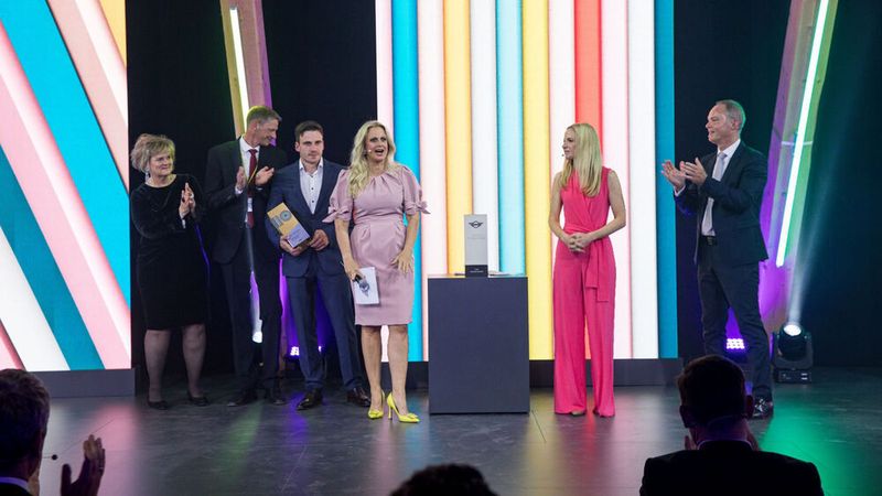 Der Wanderpokal „Bester Unternehmer“ ging ebenfalls an das Autohaus Sperber. Ulrike von Mirbach (2.v.re.), bis April 2022 Leiterin Mini Deutschland, und Bernhard Kuhnt (re.), Leiter BMW Group Europa, gratulierten. (Mini)