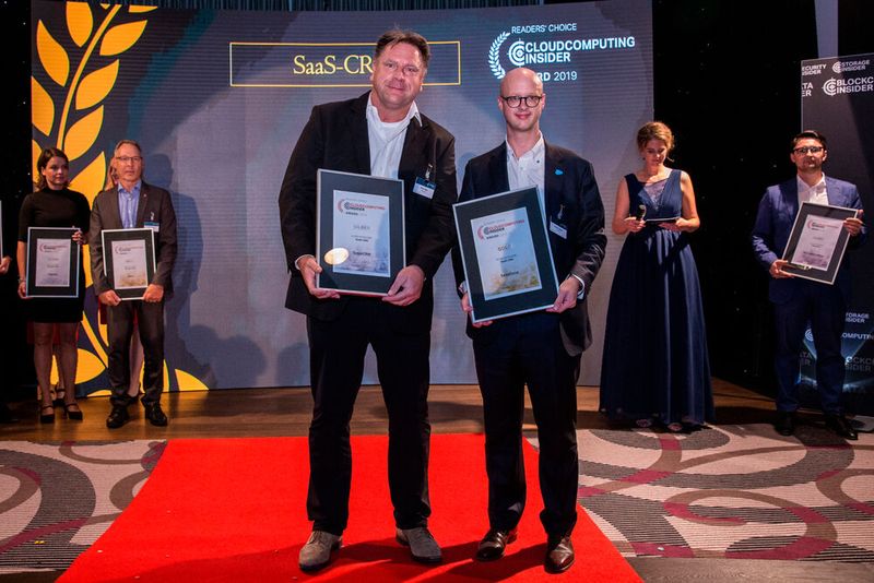 SAP, Salesforce und SugarCRM gewinnen in der Kategorie SaaS-CRM Platin, Gold und Silber. Den Preis für SugarCRM nimmt Peter Beer (li.), den für Salesforce Florian Endres (re.) entgegen. (Bild: artful rooms / VIT)