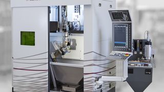 Die LV Midi ist eine Basismaschine zum Laserschweißen, Laserhärten und Laserauftragschweißen. Hier als Ausführung mit Pulverförderer zum Laserauftragschweißen (rechts im Bild). (Bild: Laservorm)