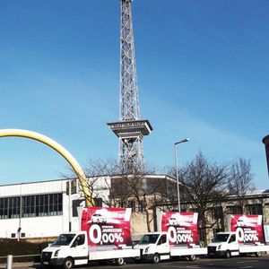Um Aufmerksamkeit auf die Null-Prozent-Finanzierung von Toyota zu lenken, setzte die Motor Company auf den Straßen ein Zeichen.