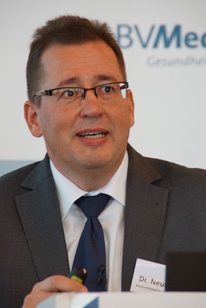 Dr. Matthias Neumann vom Bundesgesundheitsministerium bezweifelt, dass es in den nächsten Monaten bis zu den Wahlen zum Europäischen Parlament im Mai 2014 zu einer Einigung über die neue europäische Medizinprodukte-Verordnung kommt. „Dafür gibt es zu viele offene Fragen und Diskussionsbedarf zum Beschluss des Europäischen Parlaments vom 22. Oktober 2013.“ (Bild: BVMed)